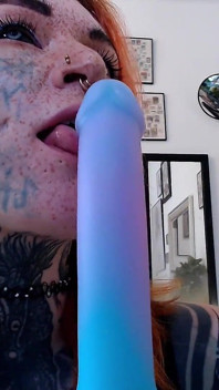 Il primo piano di una leccata e cavalca un dildo