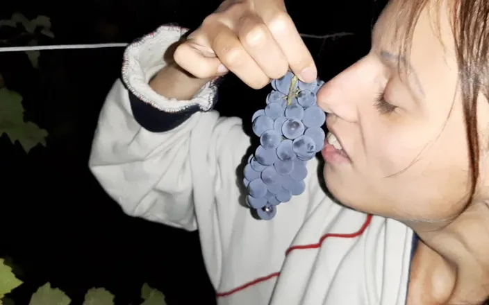 Lesbian-illusion: My Neighbor Thanked Me for the Grapes with Cunnilingus