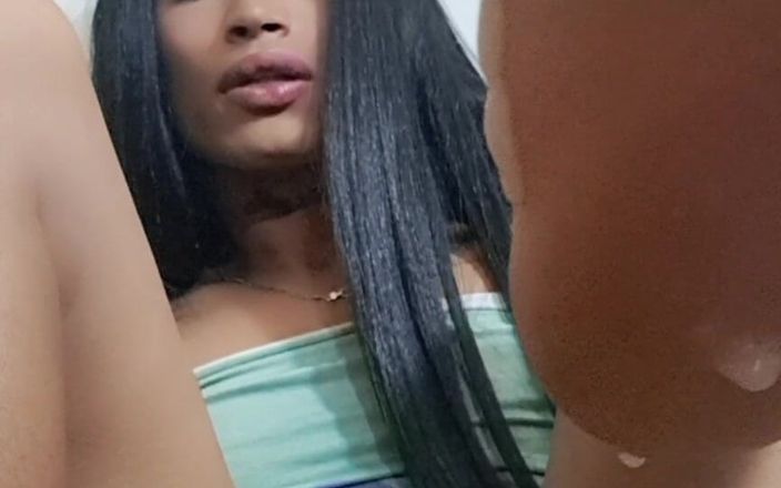 Valera Toro: トランスジェンダーの女の子はたくさんのミルクを自慰行為します