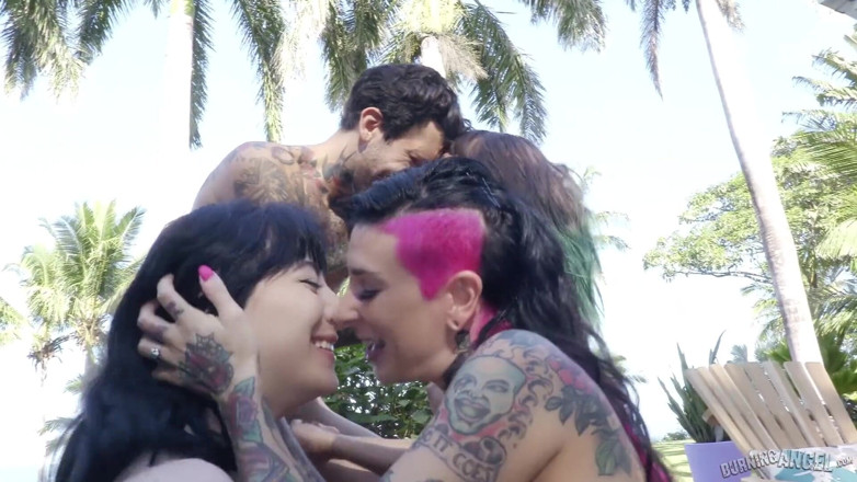 Burning Angel: Jonge hoeren Janice & Charlotte neuken op vakantie - orgie