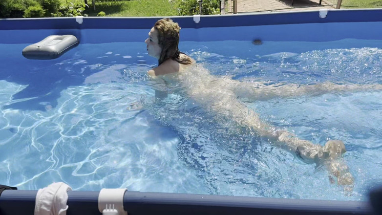 Emeli: Jeu dans la piscine en plein air
