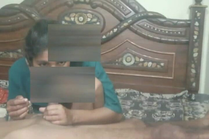 Tarelgc: Gadis hot india lagi asik nyepong kontol teman laki-lakinya dan...