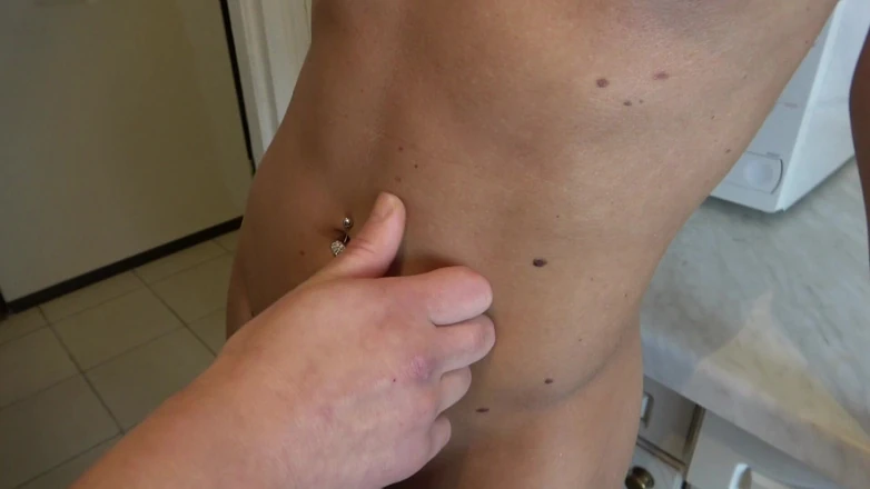 Nikky Thorne: Lesbiche sexy si divertono a baciare la pancia preliminari in...