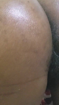 Des filles pulpeuses le secouent, taquinent en solo et rebondissent avec passion dans une action torride