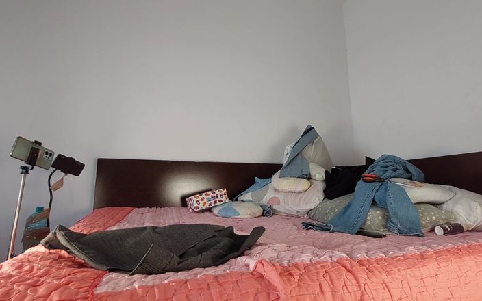 Amateur_MS: Жена примеряет одежду и отрезает ее в любительском видео