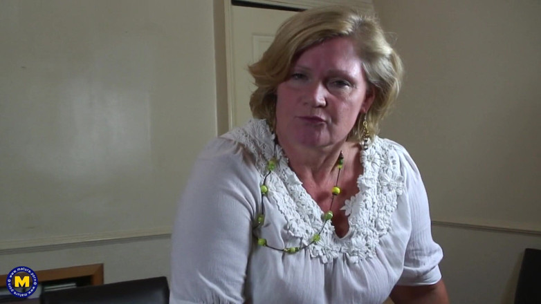 Mature Solo NL: Babcia z dużymi piersiami wie, jak się cieszyć