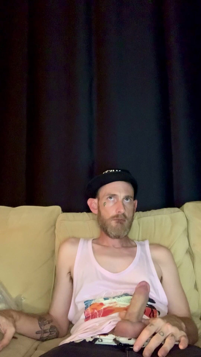Jack_D_Stranger: Fast erwischt beim airbnb auf der couch beim streicheln