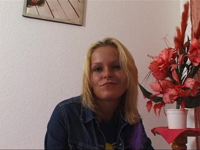 Lucky Cooch: Blondynka kochanie robi się naga i dokucza solo