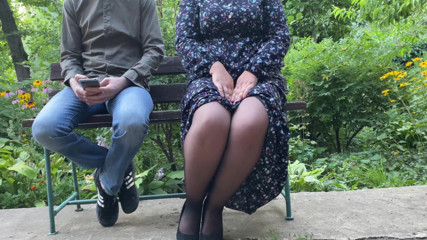 OurFetishLife: Hermosa culo milf muestra show al aire libre de lluvia...