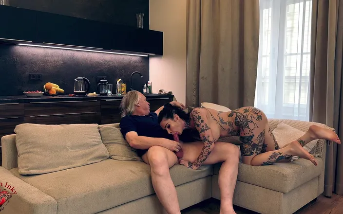 Megan Inky: Megan Inky šuká starého muže ve svém domě na gauči