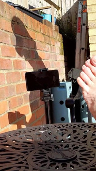 Footjob und sperma auf Füße im garten sonnenschein