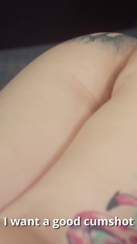 Rave Dívka se svým submisivním v scéně footworship a footjob s sezením na obličeji