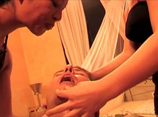 Femdom Austria: Вкриті слиною зверху донизу!