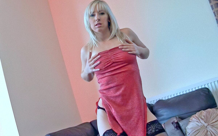 Naughty Noughties: Siyah çoraplı Karlie Simon tıraşlı amcığını ve göt deliğini dildoyla sikiyor