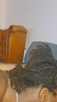 Caldo ragazzo nero lecca e succhia la lingua il mio clitoride scopando la mia figa bagnata punto di vista