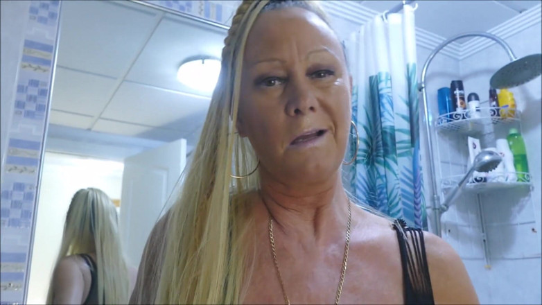 Natalie K: Orgasmo Em Vidro Dildo Fodendo Vestindo Bodystocking No Banheiro