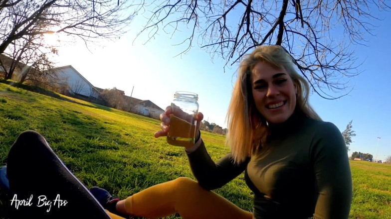 April BigAss: Beber orina en la calle, riesgo real