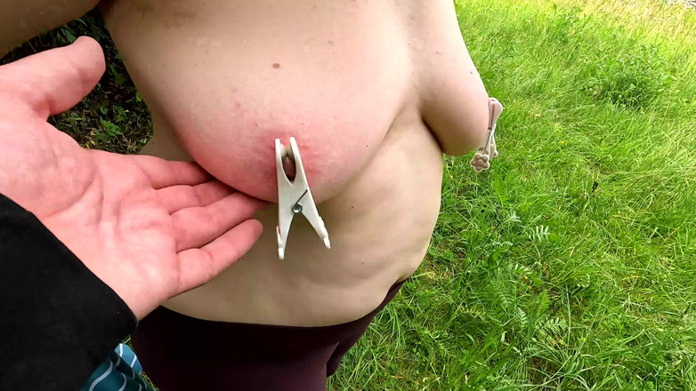 Bouncy Tits Action: Toketnya ditampar dengan klem