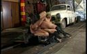 Wonderful Hot World X: Lady hora knullas i ett garage av sin förare