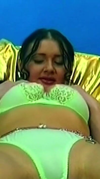 Cewek seksi rambut cokelat ini lagi asik muasin lubang pantatnya pakai mainan seks sampai lubangnya menganga lebar