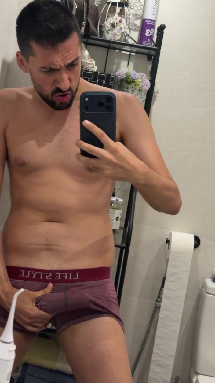 Liam Harding: Papà Si Masturba Nel Bagno Pubblico E Viene