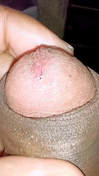 Üvey baba inlerken ve edepsizce konuşurken sünneti mastürbasyon yapıyor