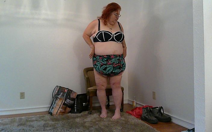 BBW nurse Vicki adventures with friends: Przymierzając stroje kąpielowe i Binkinis