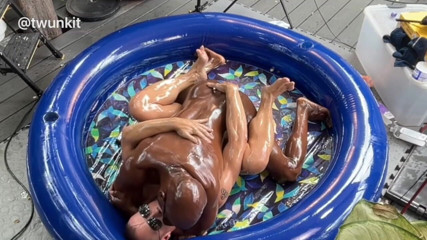 twunkitXXX: Wrestling interrazziale senza preservativo con olio