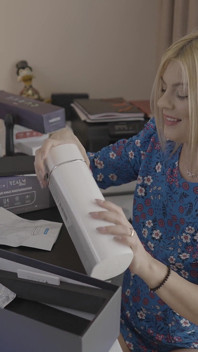 Une MILF blonde gourmande teste tous les jouets sur elle-même