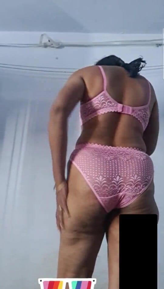 Jayaselvi: Tamil tante Pink innerlijke videogespreksdienst