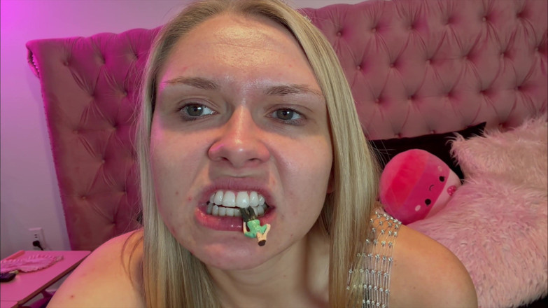 Kink in Time: Juliana Marie's '90s Giantess Fantasy 4K POV Devouring Ecstasy Awaits!