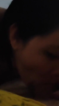 Une belle-mère suce son beau-fils en secret et quand son mari cocu est distrait en regardant le match.