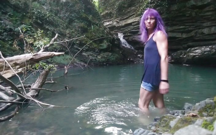 Alexa Cosmic: アレクサ・コズミック・トランスガールがシャツとTシャツで滝で泳ぐ...