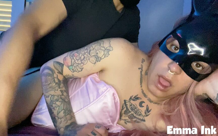 EmmaInkTrans: Dia menumbuk pantat ketat, deepthroat dan creampie