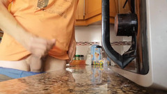 Rafael Torreano: Mírame correrse en el mostrador de la cocina