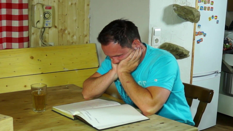 Videos Francaises: Prsatá francouzská MILFka si hraje se svou kundičkou v táboře