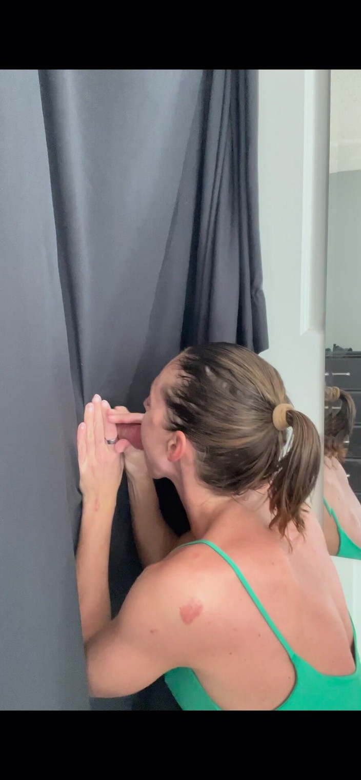 Tattooeddaddy1: Ninfomaníaca Lyndsay chupa pau de estranhos no Gloryhole