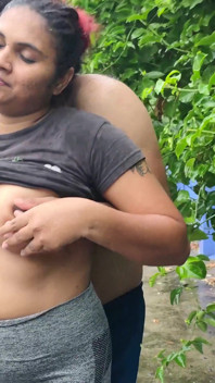 Percintaan hujan di luar rumah dengan buah dada menghisap dan tetek buah dada