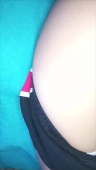 De quatro com plug anal, ele vem em seu ânus