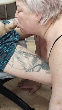 Dopo un pompino, sborro sulle tette di mia suocera