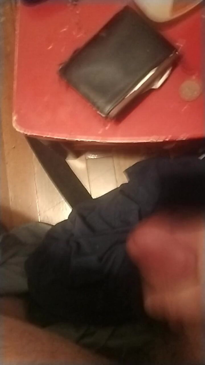 Buddy_Cuck: Hladím můj drobný penis do mezirasového porna a ejakuluje tak...
