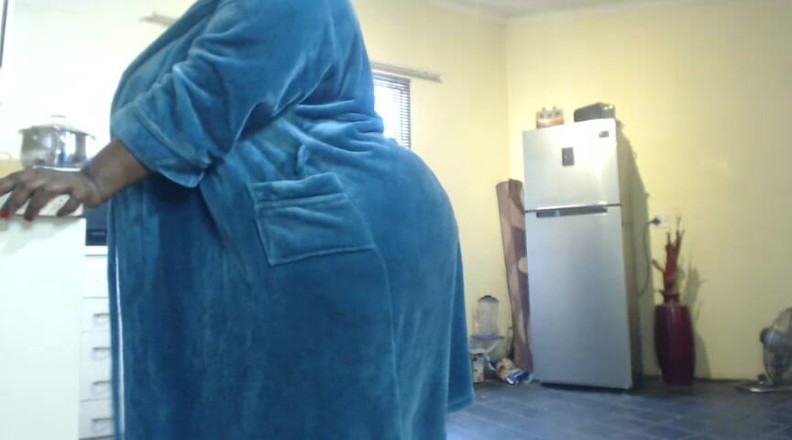 Legendary Booty Overdose: 丰满的胖美女用振动器挑逗阴户，无法承受巨大的假阳具