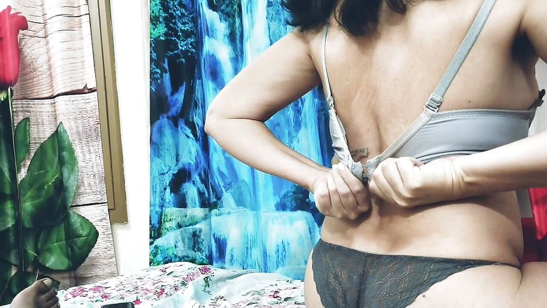 Bolly Karma: Маленька дівчина смокче великий чорний член і стогне від задоволення