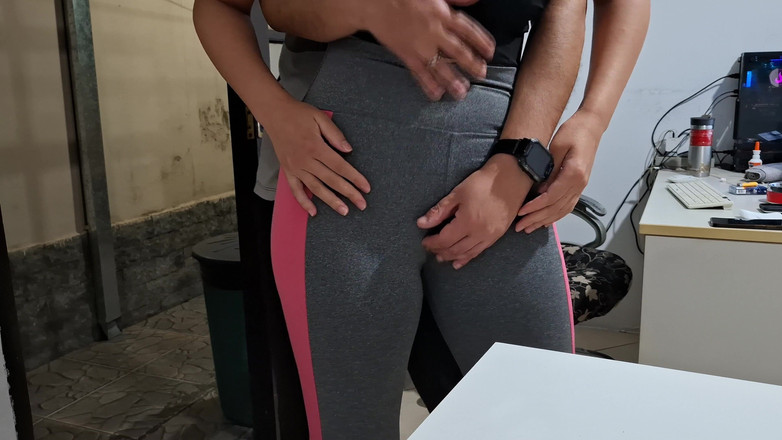 Gabi SweetCouplesStories: Masturbuje její stydké pysky na stole s pomocí souseda