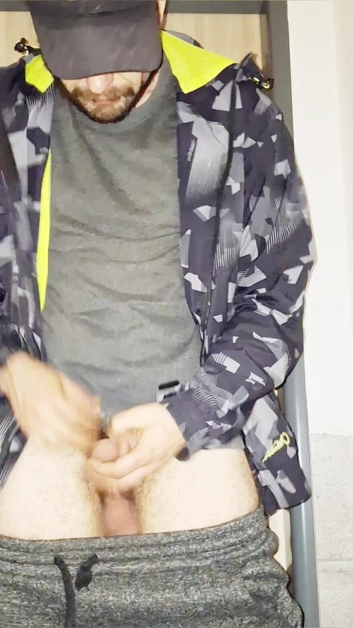 jerkofflover: Когда я начинаю работать рано утром, я писаю в туалете