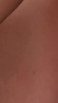 Magrinha morena de 18 anos chupa bbc e se deda