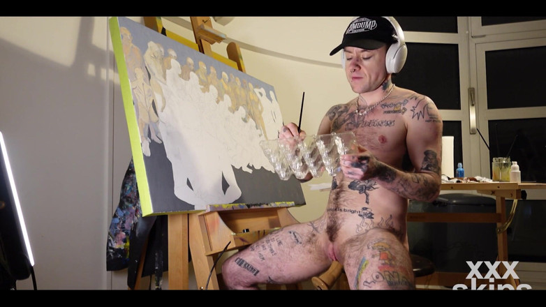 Xxx skips: Geile ftm-kunstenaar xxx slaat werk aan een schilderij over terwijl...
