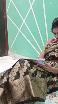 O fată indiană studentă îl seduce pe profesor după ce temele se bat, filmare reală de acasă