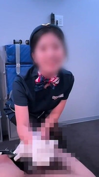 Aeromoça e sexo no avião, ela me faz ereto uma e outra vez até eu ficar à beira da ejaculação