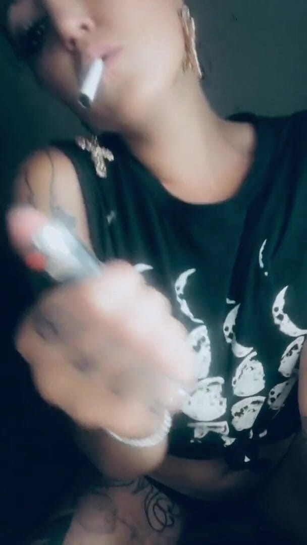 Hellizabeth Queen: New moon smoking